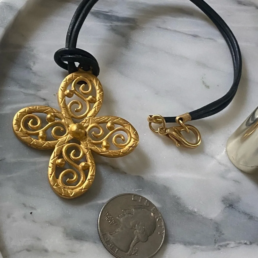 𝅺gold tone choker style necklace on leather cord